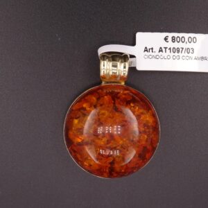 Ciondolo og con ambra